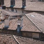Dach z charakterem: dachówka ceramiczna vs betonowa – co wybrać i dlaczego?