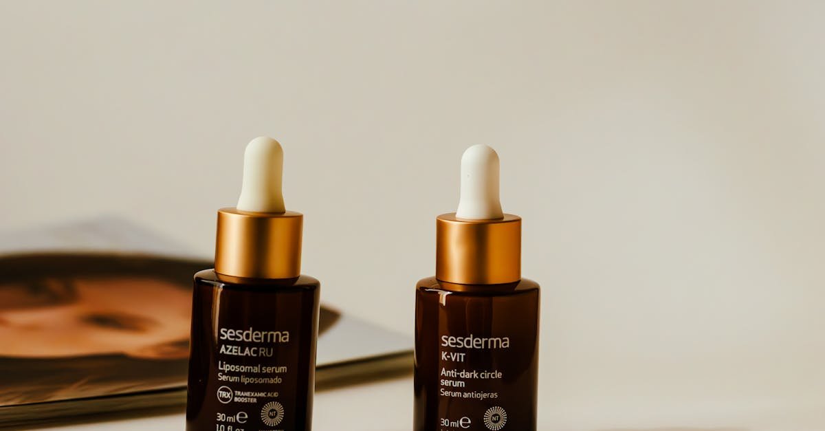 Serum kontra esencja: co naprawdę je różni i jak wybrać sprzymierzeńca dla swojej cery
