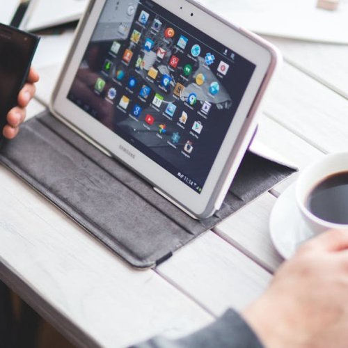 Chłodny tablet na co dzień: proste sposoby, które zatrzymują przegrzewanie