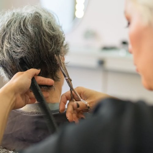 Asymetryczny bob bez tajemnic: 10 technik stylizacji dla efektu wow w kilka minut