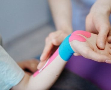 Kompletny przewodnik: jak uchronić nadgarstki w gimnastyce przed urazami — technika, ćwiczenia i regeneracja