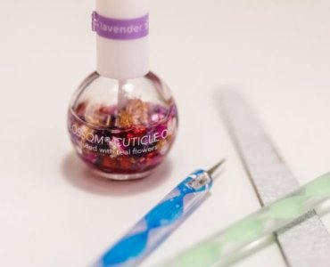 Kolorowy french manicure w domu: prosty przewodnik krok po kroku