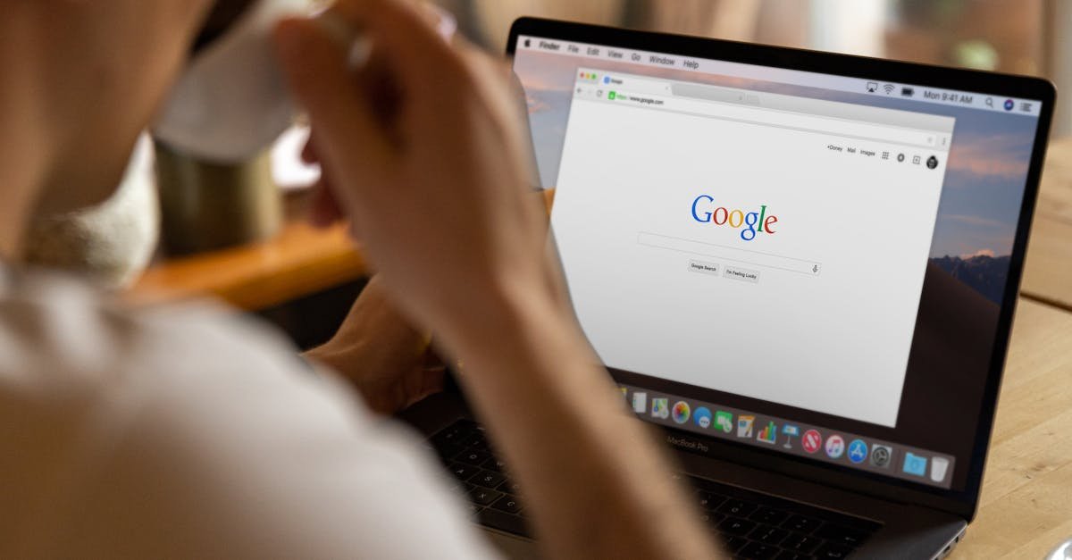 Jak mówić, by Google słuchał: nowoczesne techniki SEO pod wyszukiwanie głosowe