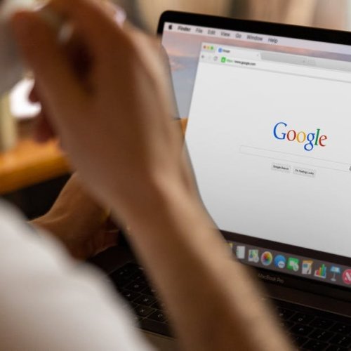 Jak mówić, by Google słuchał: nowoczesne techniki SEO pod wyszukiwanie głosowe